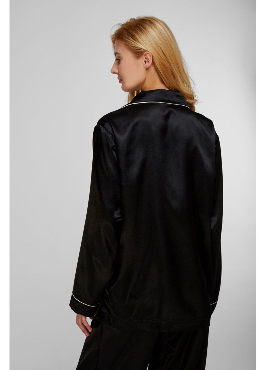 Чорна всесезон блуза з довгими рукавами із атласного полотна чорна merry dancers kleo 3530 Naviale