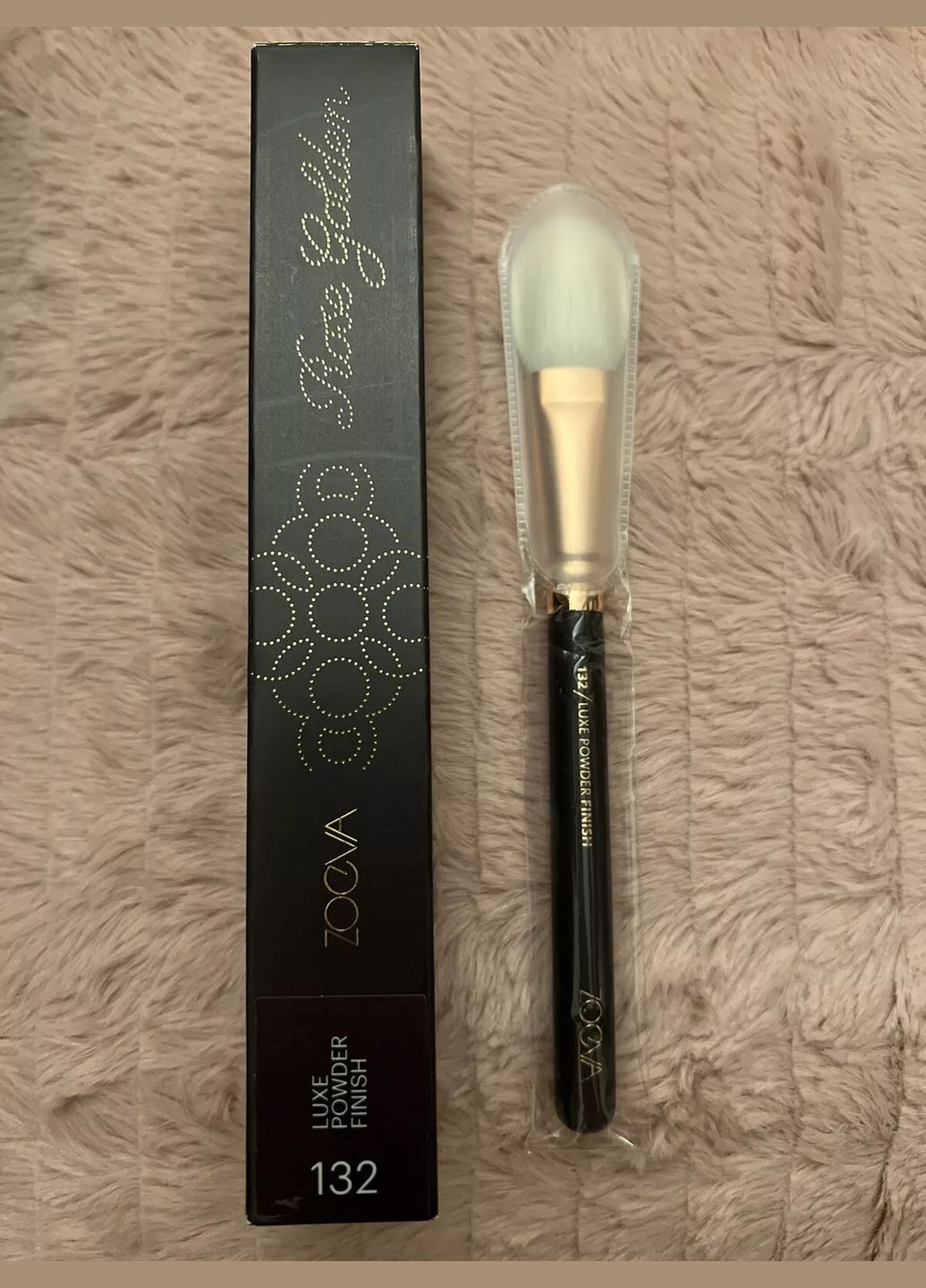 Пензлик 132 Luxe для нанесення пудри та хайлайтера Zoeva (328295726)