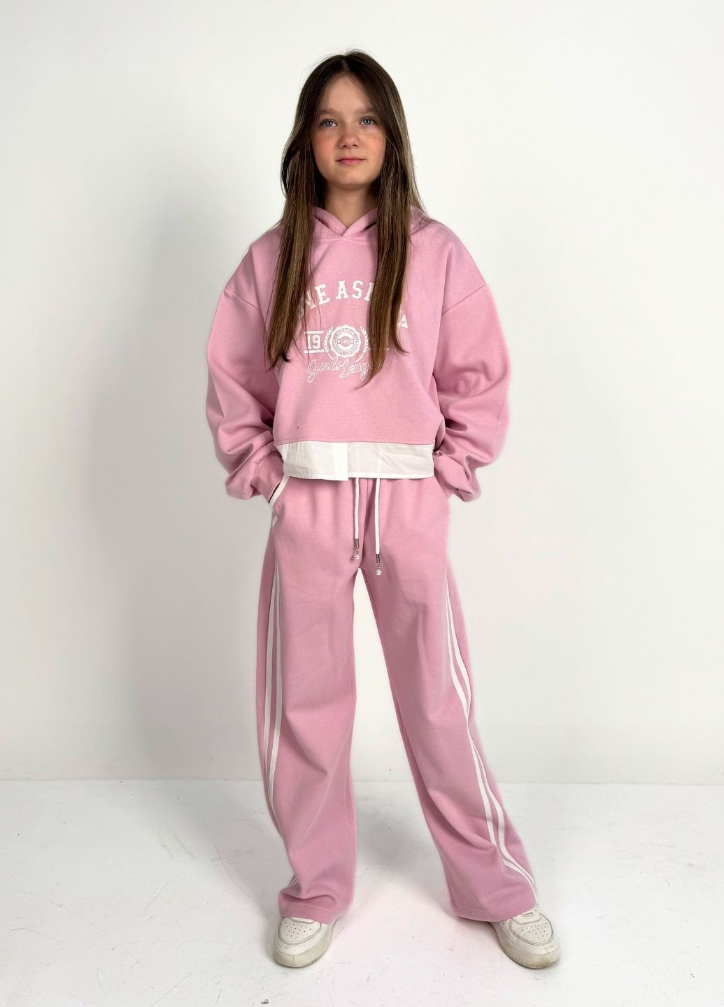 Детский спортивный костюм для девочки демисезонный, розовый с белыми лампасами No Brand оверсайз (327486329)