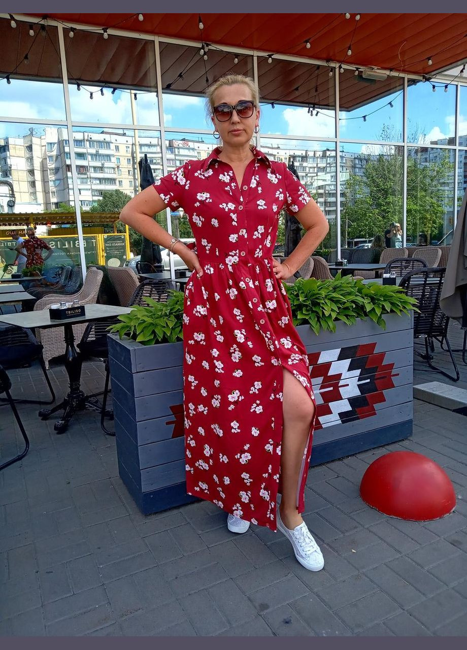 Малиновое кэжуал максиплатье-халат на пуговицах 2 Льва