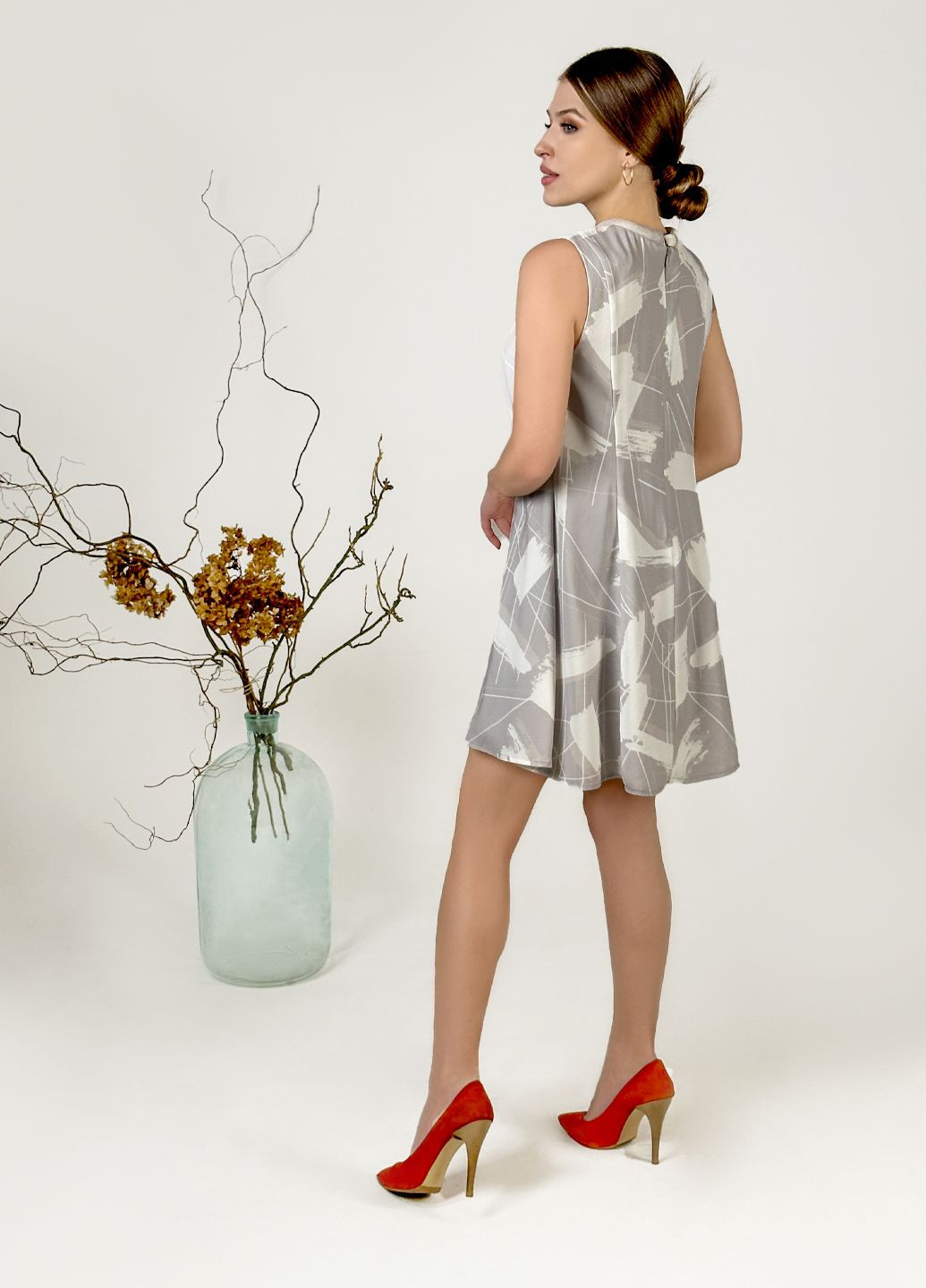 Серое вечернее женское мини платье the label Keepsake с абстрактным узором