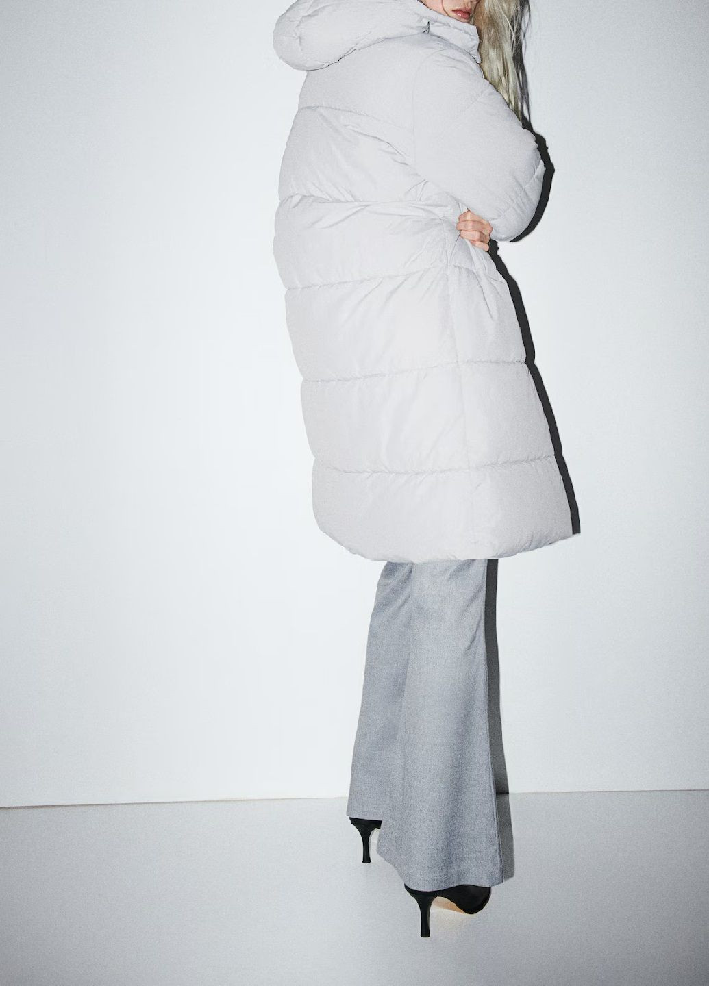 Светло-серая зимняя куртка H&M