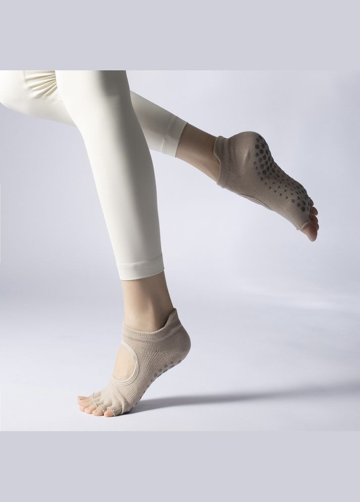 Бежеві шкарпетки для йоги літні протиковзкі з обрізаними пальцями бежеві one size (335821710)