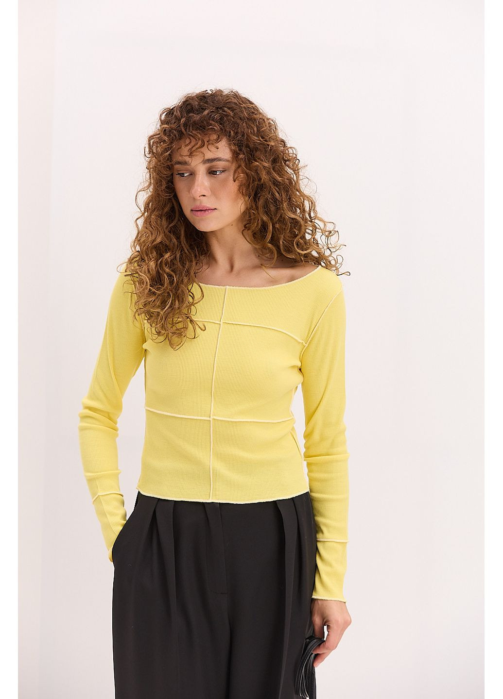 Женский лонгслив в розовый рубчик со швами наизнанку Arjen (361056825)