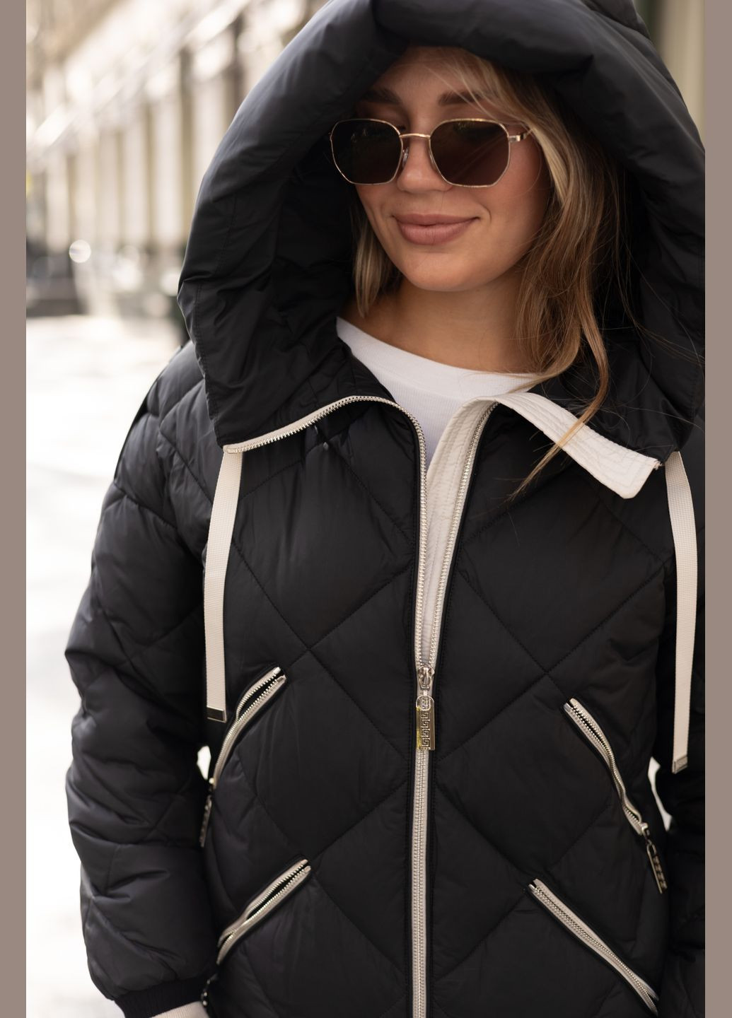 Чорно-біла зимня зимова коротка жіноча куртка чорна з молочним 122252 Svidni