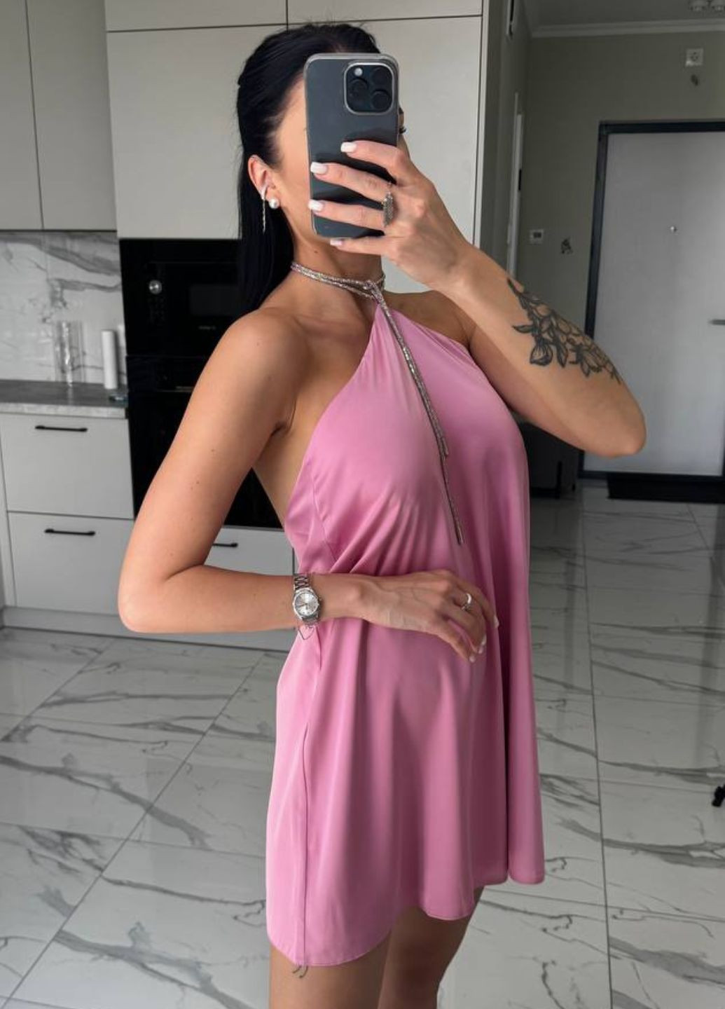 Розовое вечернее изысканное легкое летнее вечернее мини платье без рукавов со шнурком из стразов Tik-Tak однотонное