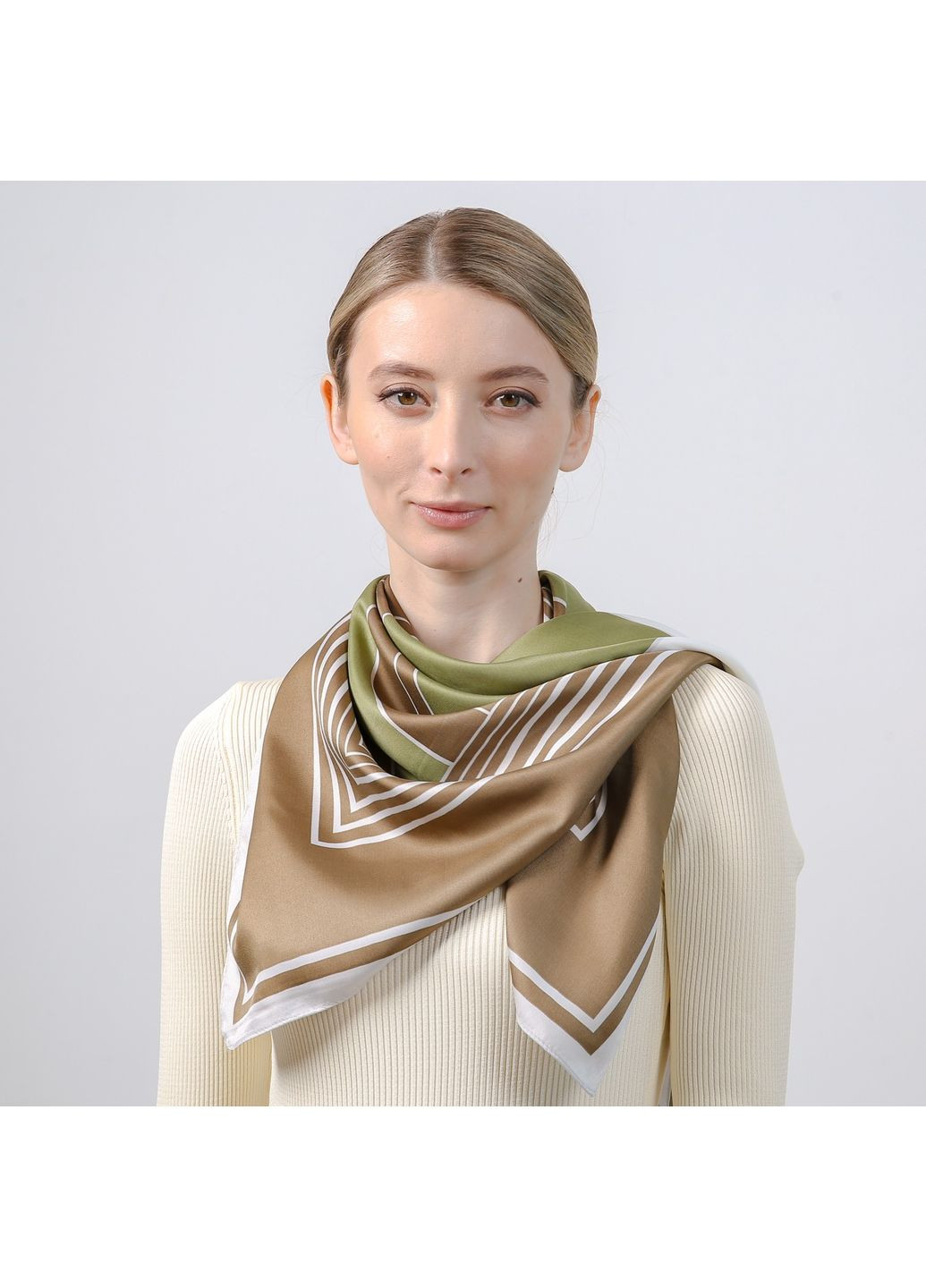 Хустка жіноча з принтом атлас різнокольорова ФЕРРАРА LuckyLOOK 752-979 (324741891)