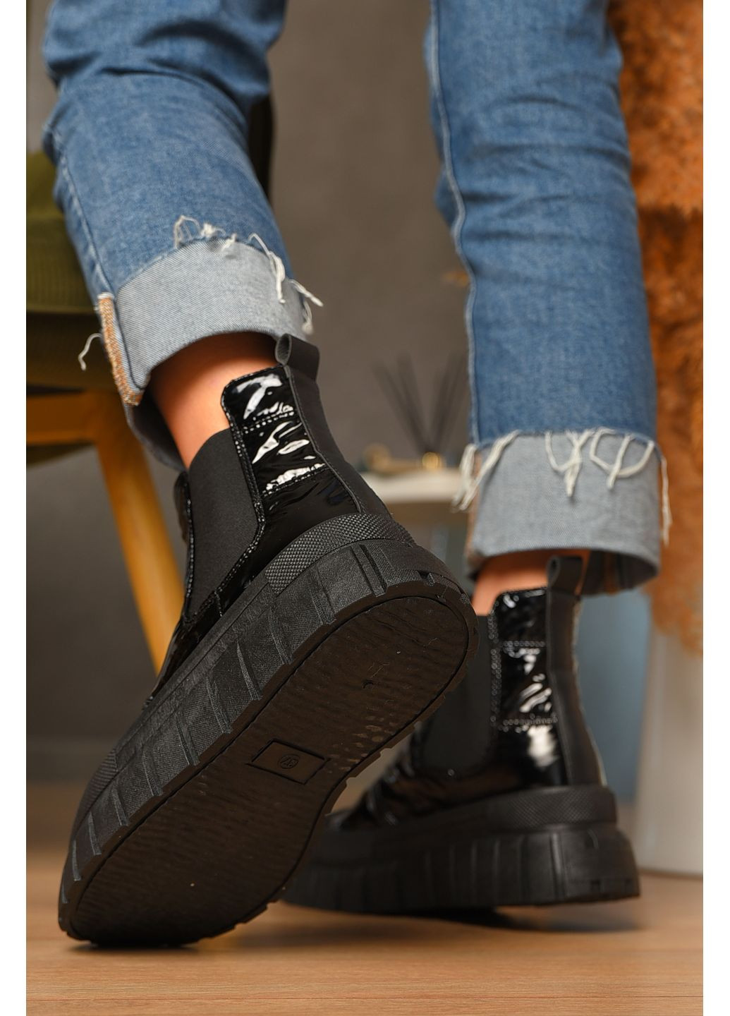 Осенние ботинки женские демисезонные черного цвета дезерты Let's Shop без декора плащевка