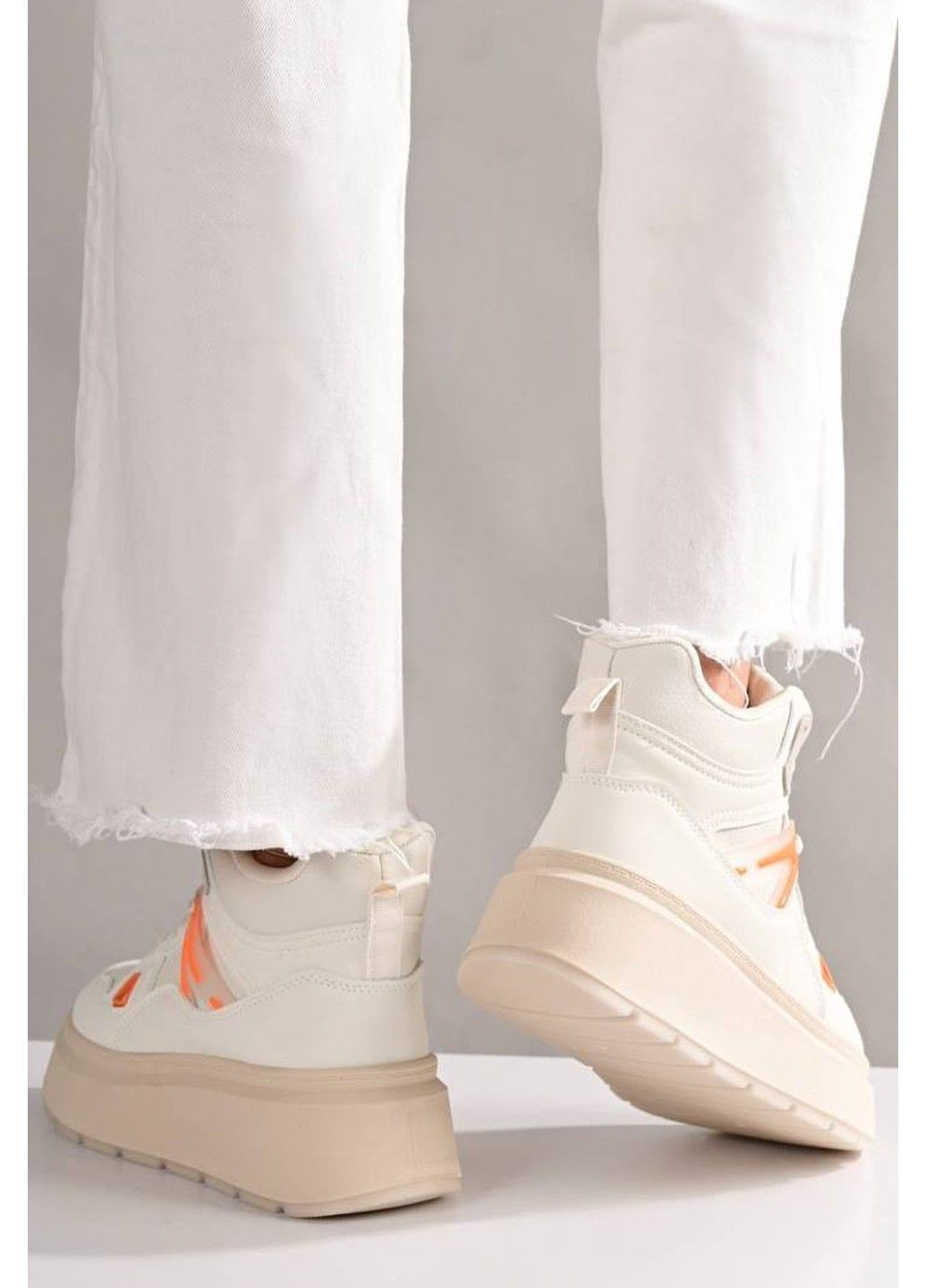 Зимние ботинки женские зимние на меху бежевые Gukkcr прессованная кожа