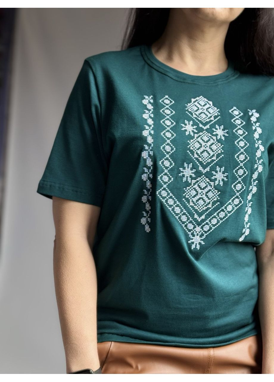 Смарагдова жіноча футболка вишиванка смарагдового кольору вишита біло-блакитним хрестиком візерунок орнамент пряма стрейч кулір (354788242)