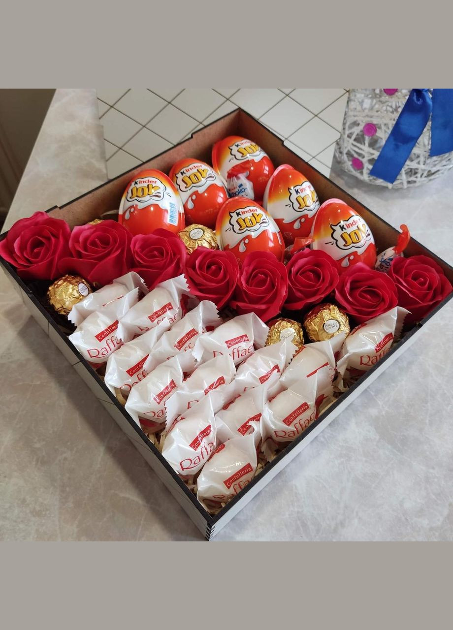 Бокс из сладостей Kinder JOY и роз для девушки на день рождения день влюбленных (ar41) No Brand (315888749)
