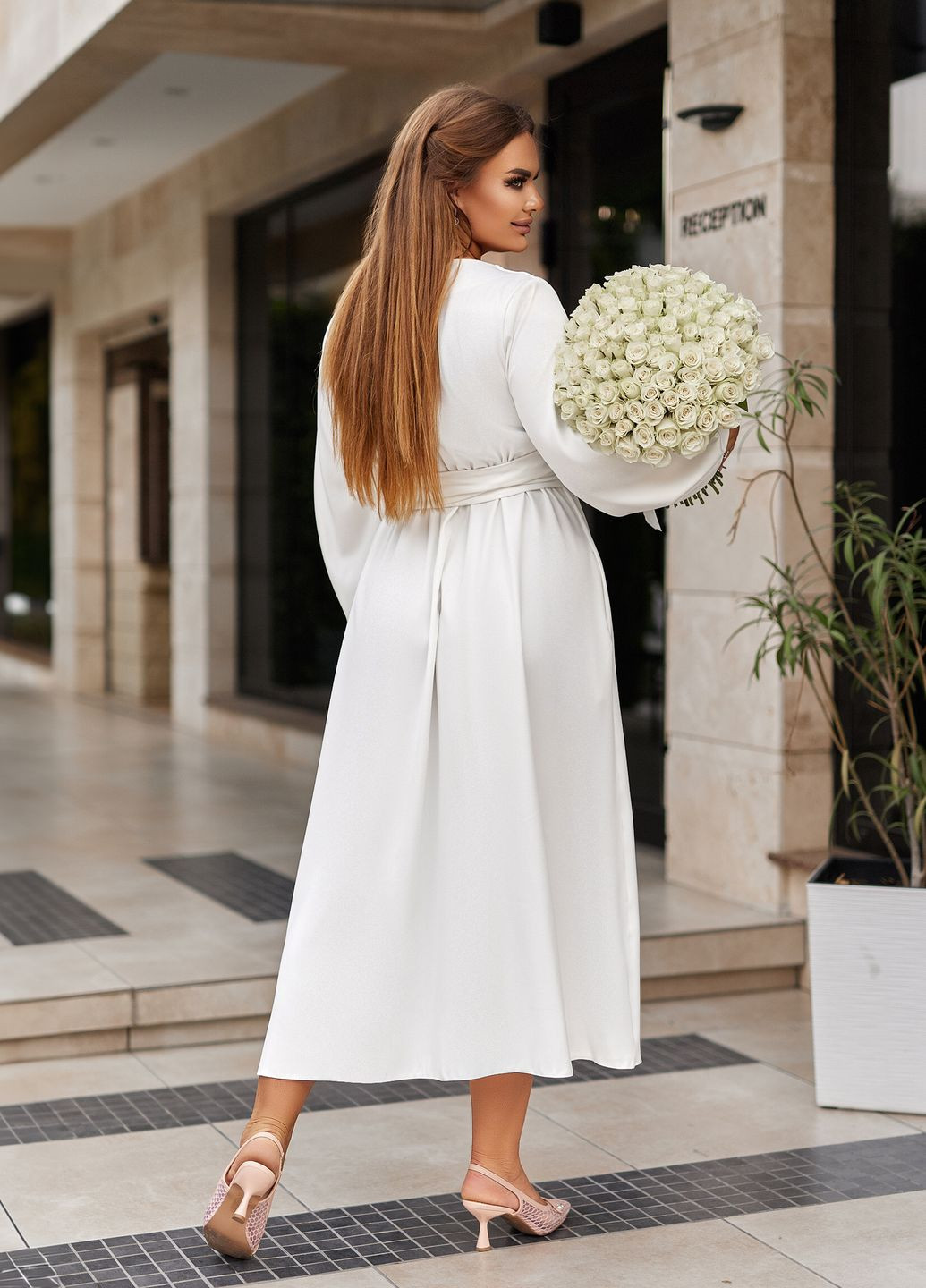 Молочное праздничный, коктейльное, вечернее вечернее платье с длинными рукавами клеш, колокол, а-силуэт No Brand однотонное