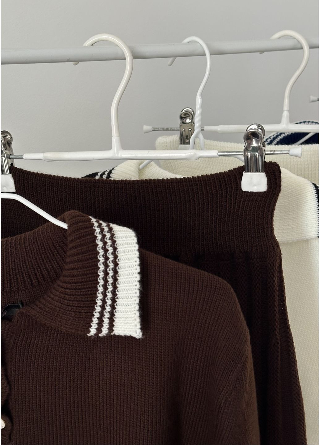 Костюм со свитером поло а юбкой плиссе, молочный No Brand Вʼязаний костюм (365750935)