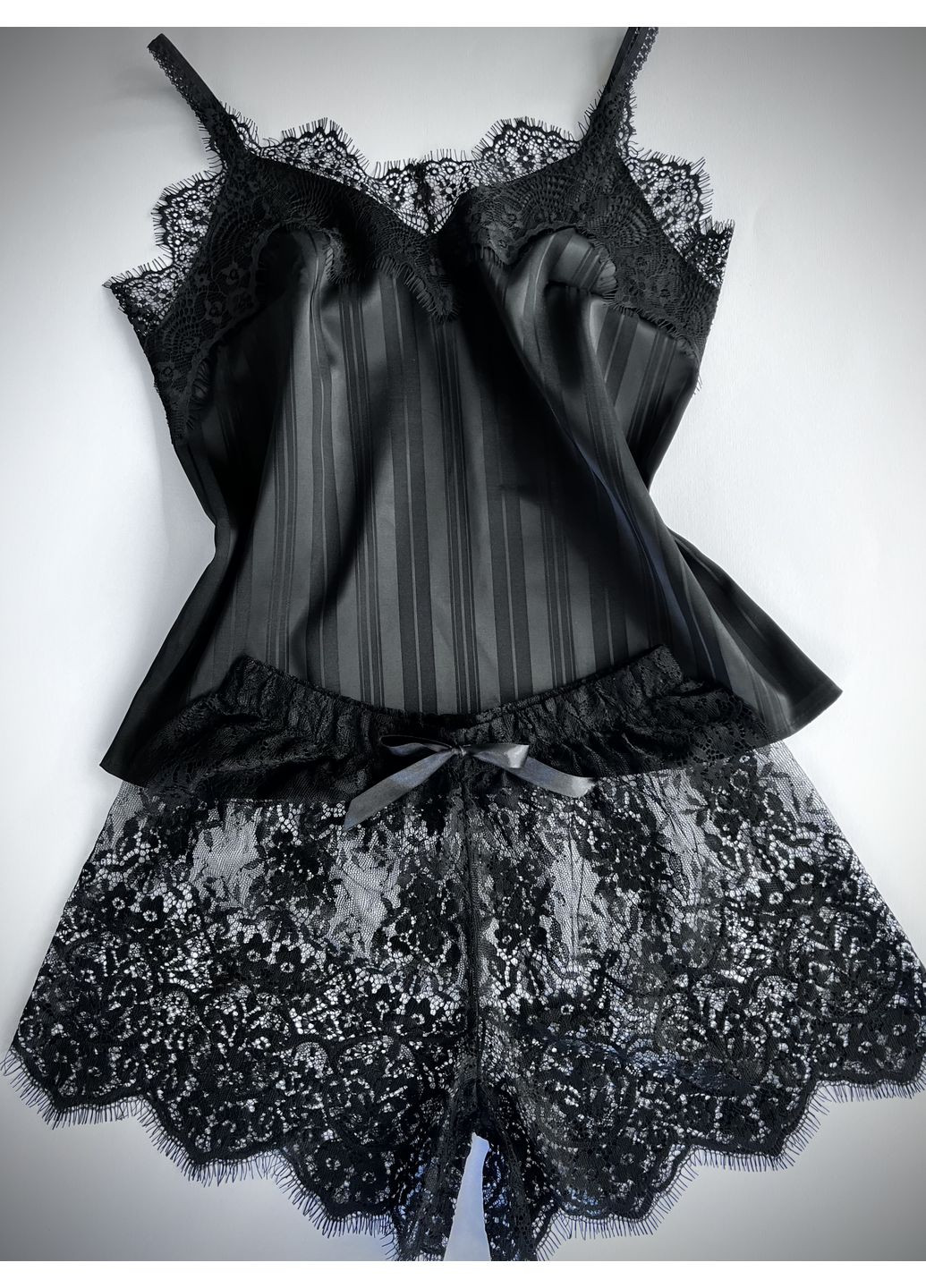 Чорна всесезон жіноча шовкова піжама з мереживом – майка та шорти GorLin