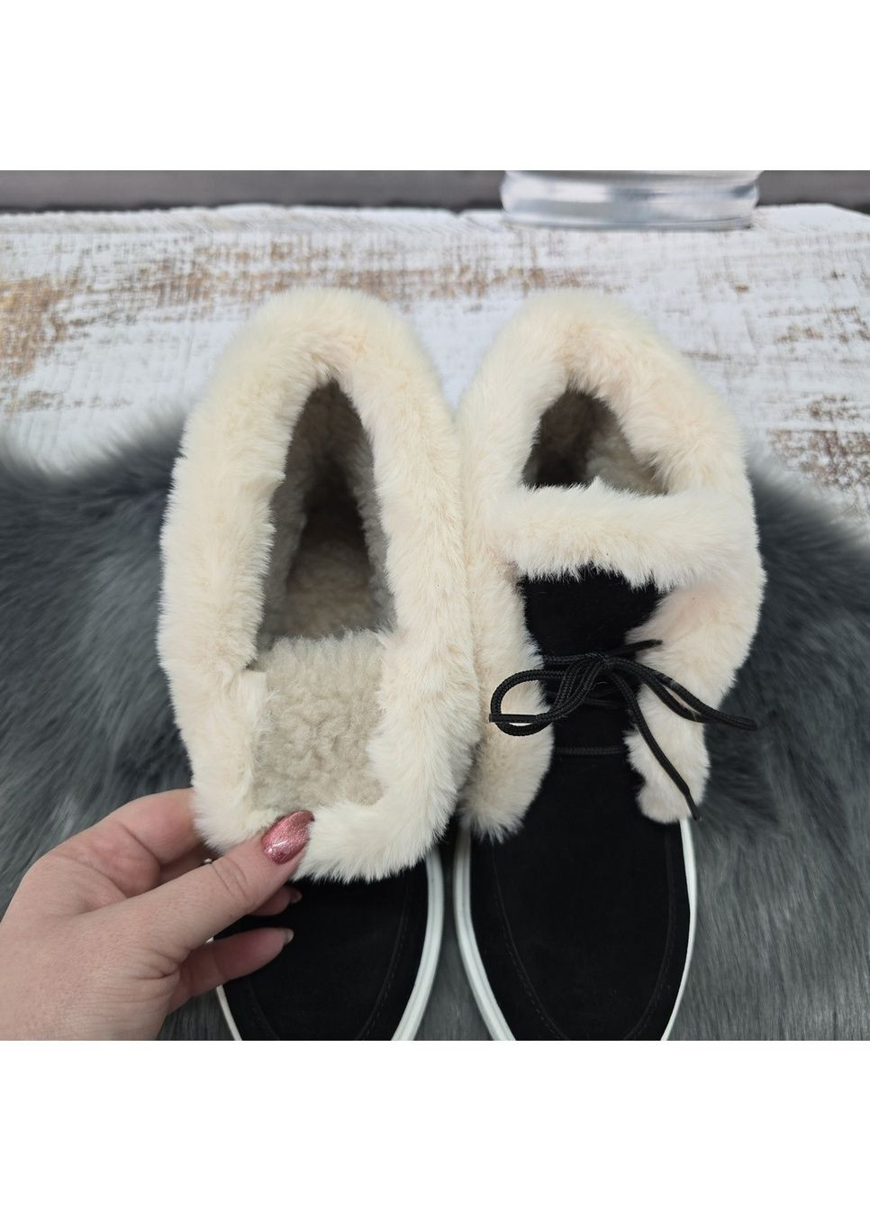 Зимние женские зимние ботинки из натуральной замши черные с белым меховым опушением AMIR из натуральной замши