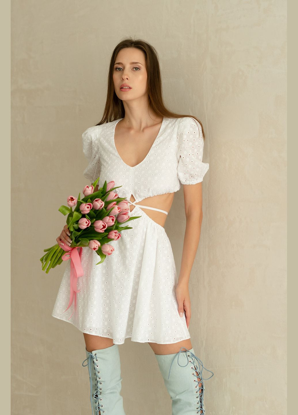 Белое платье нарядное короткое летнее c коротким рукавом и завязками на талии бэби долл Shape of Angel однотонное