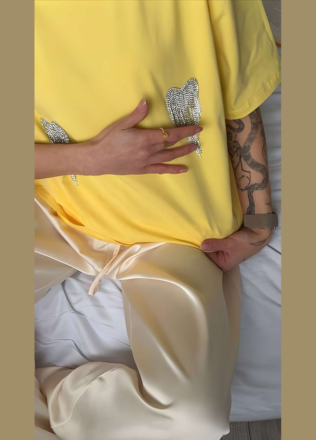 Жіноча якісна бавовняна футболка оверсайз із сердечками на грудях червона бавовна стрази Україна - (339402883)