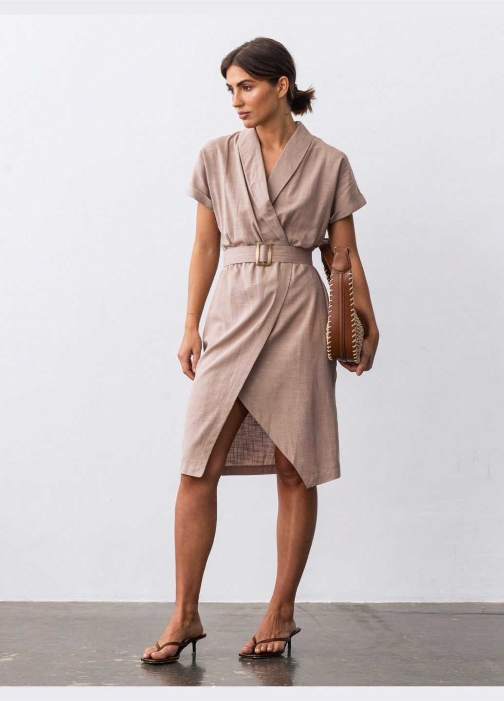Бежевое кэжуал бежевое платье с запахом и поясом Dressa однотонное