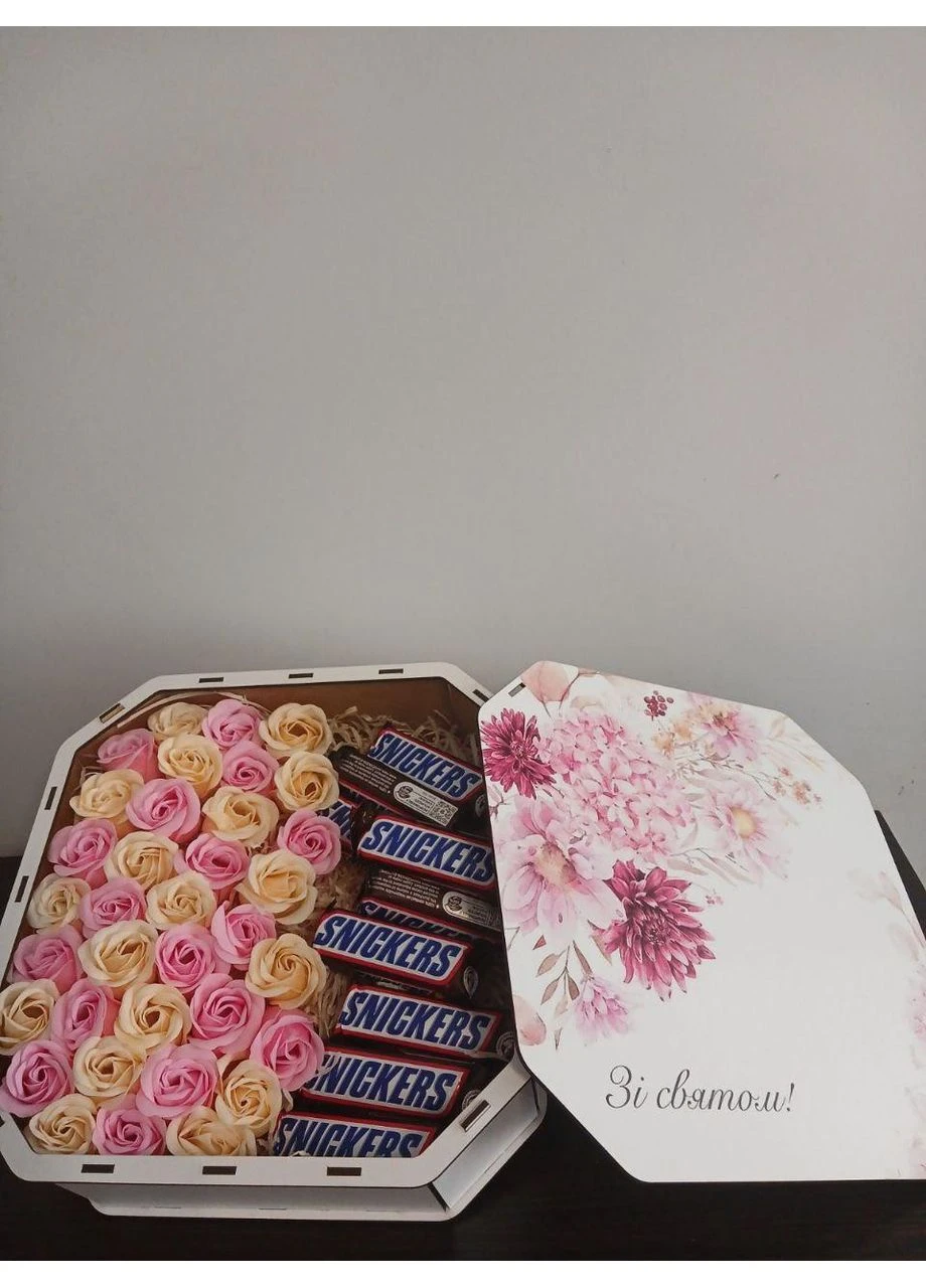 Подарочный сладкий набор для нее с мыльными розами и конфетами SNICKERS магия у нас No Brand (380136761)