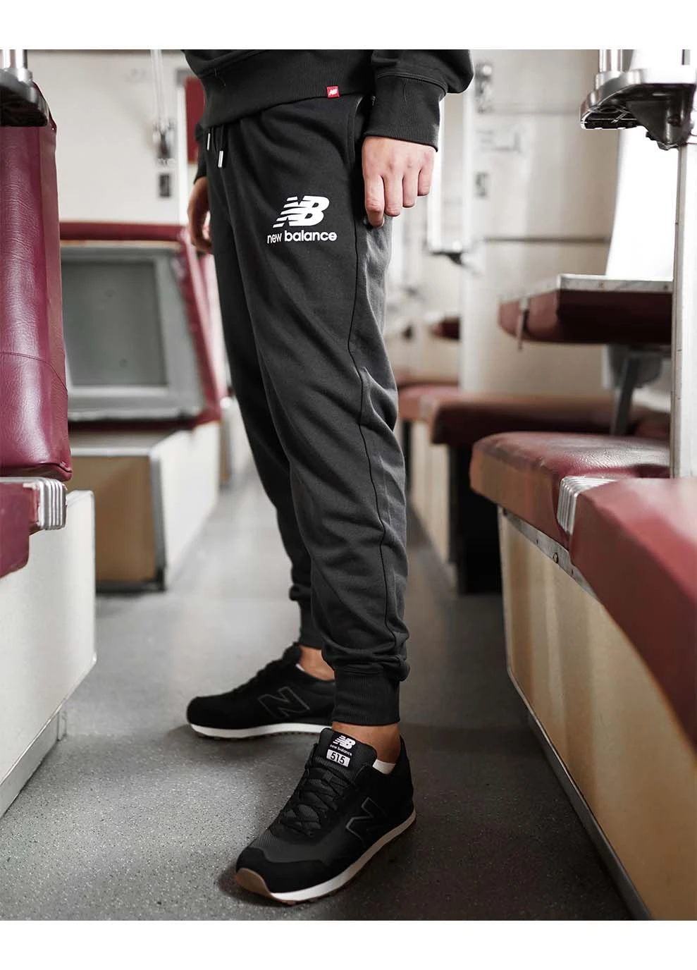 Черные демисезонные брюки New Balance