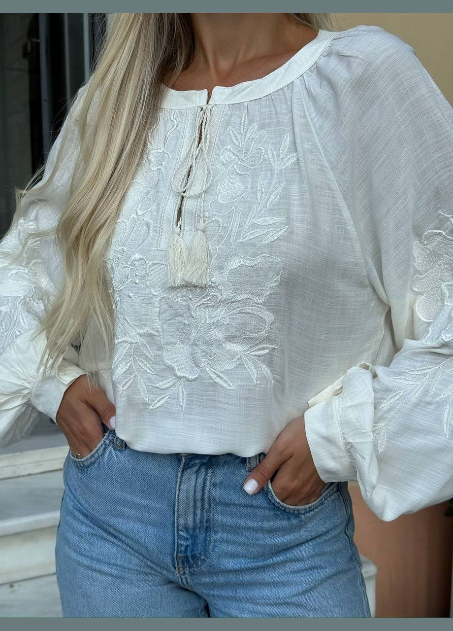 Біла жіноча блузка декорована вишивкою білою No Brand
