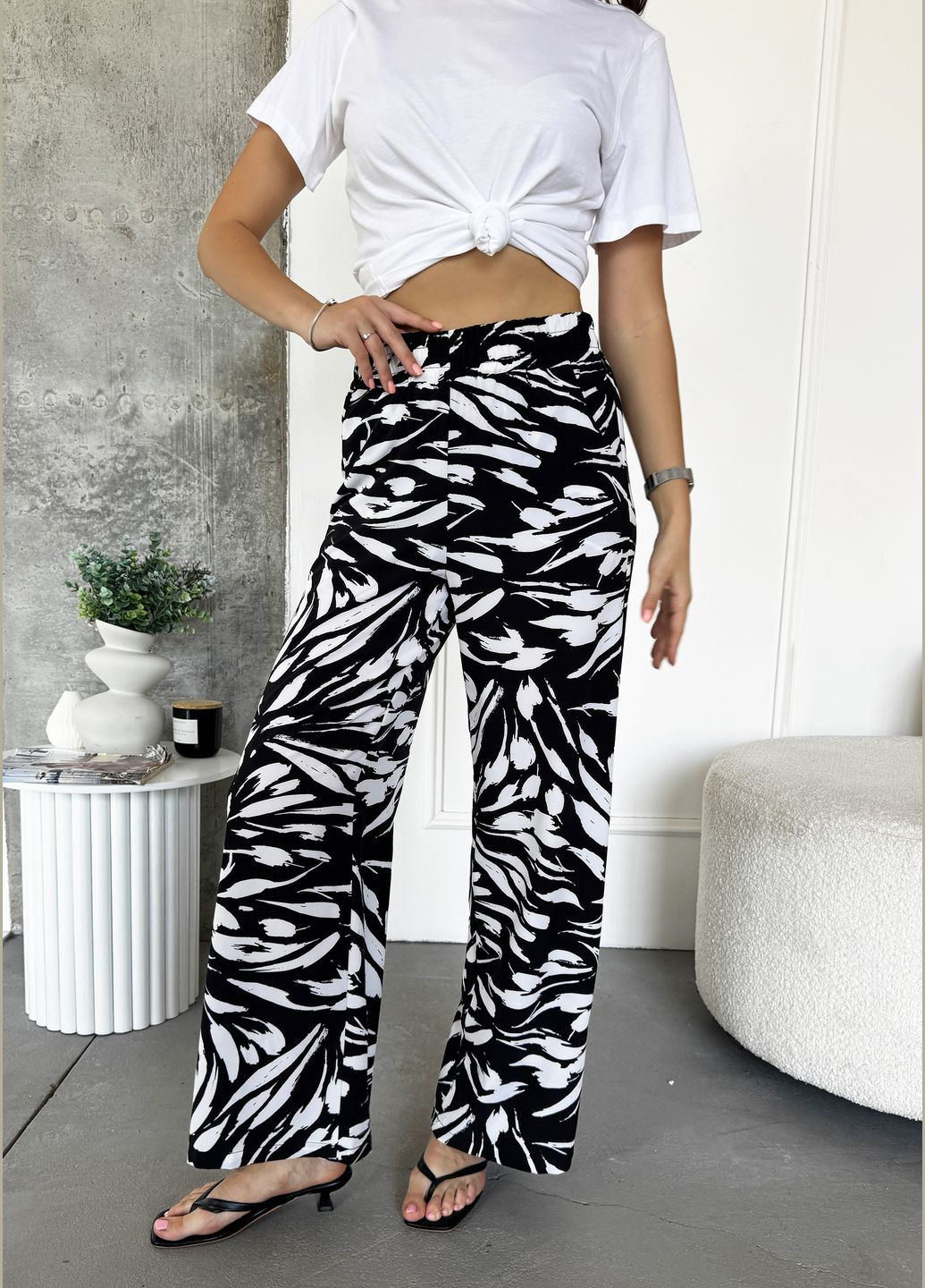 Легкі штани з софту з візерунком у чорних та білих тонах InFashion Штани (339597554)