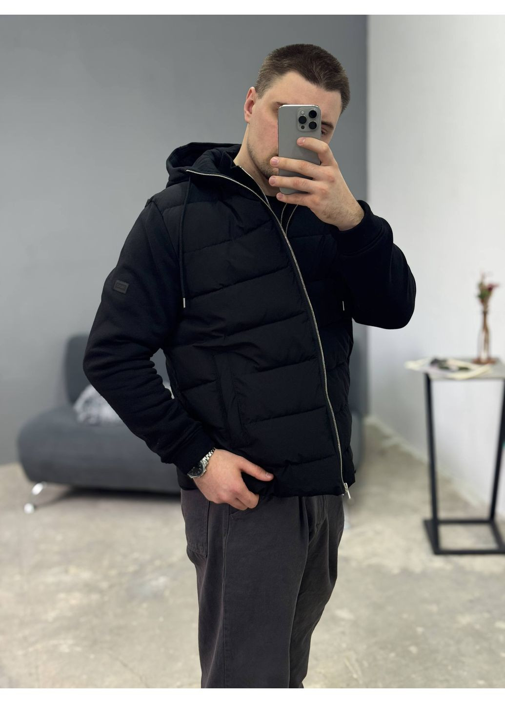 Чорна демісезонна куртка з трикотажними рукавами та капюшоном Україна