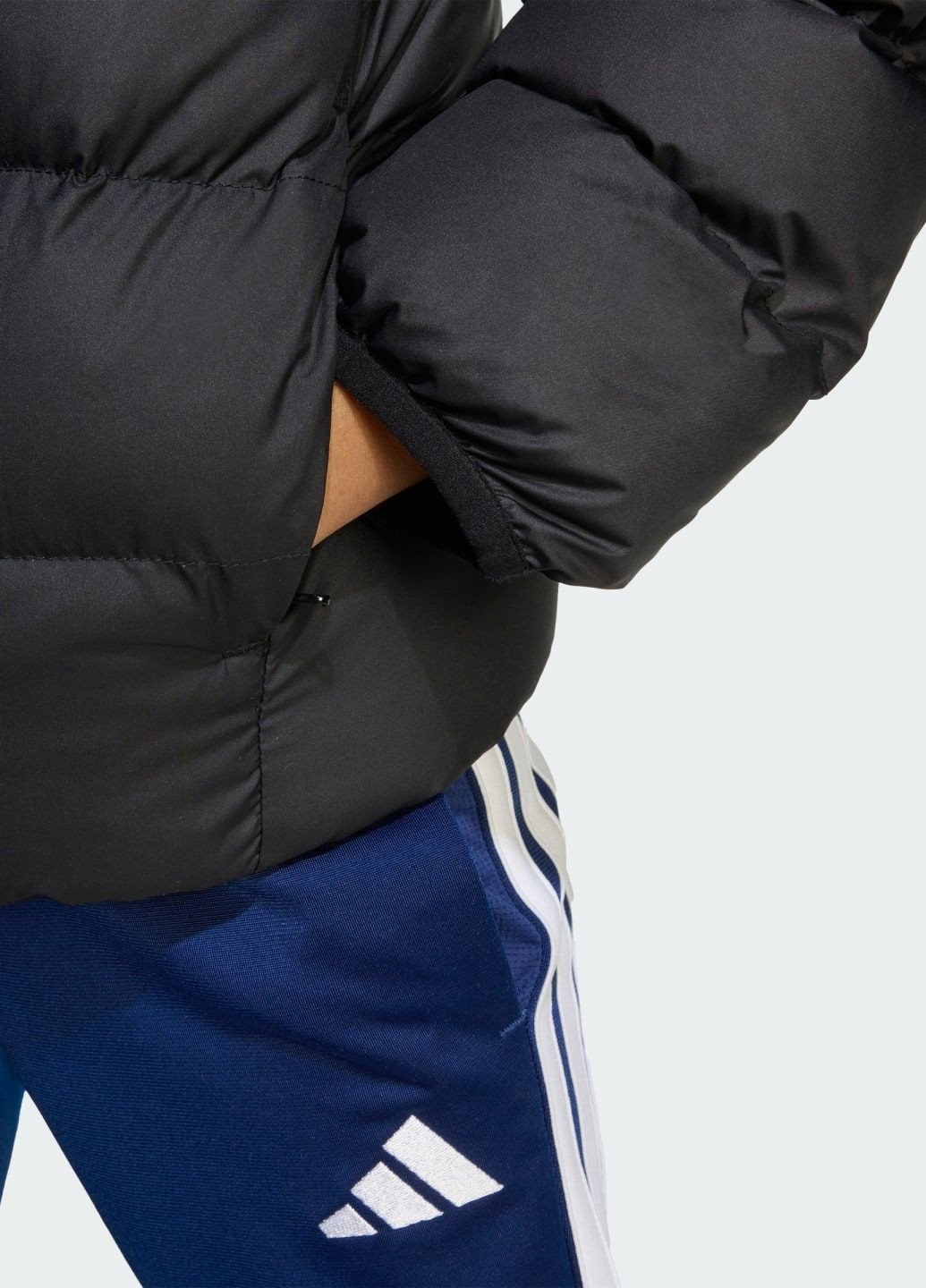 Чорна демісезонна куртка synthetic down kids adidas