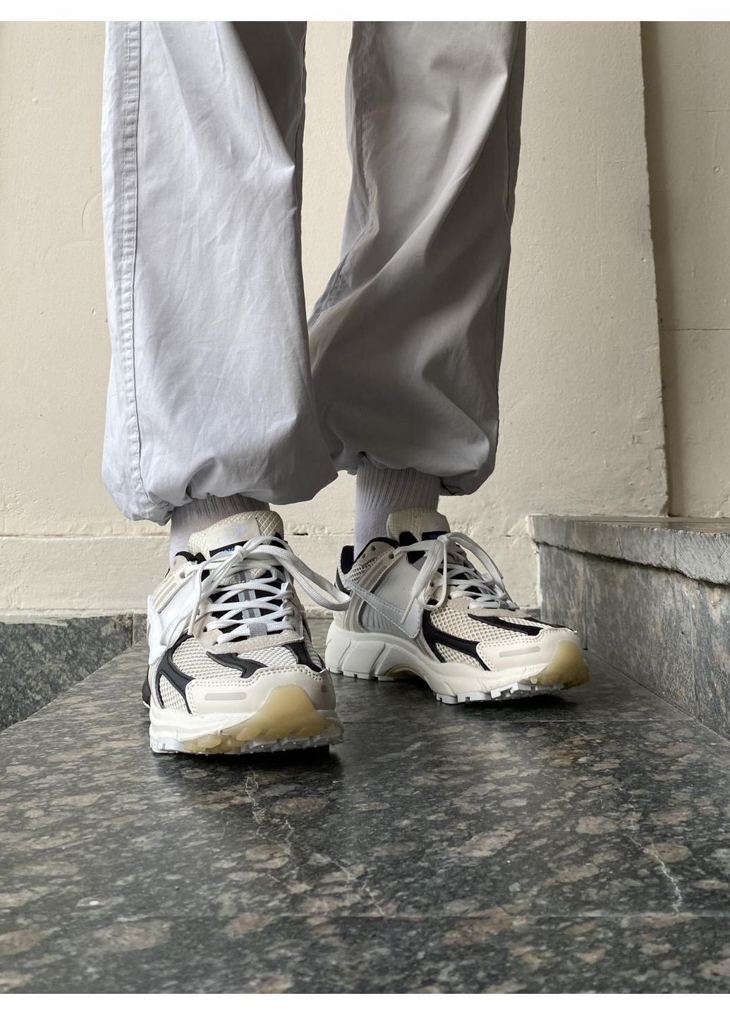 Черные демисезонные кроссовки мужские nike zoom vomero 5 beige white black найк аир зум вомеро 5 No Brand