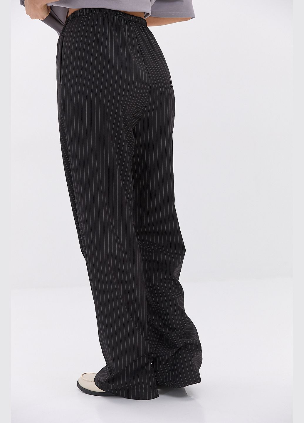 Женские полосатые штаны из костюмной ткани графитовые Arjen (317233851)