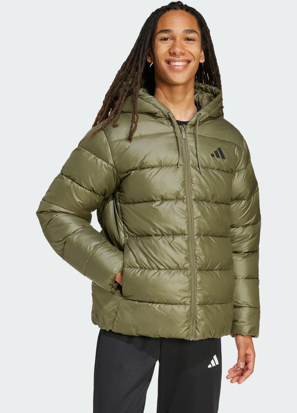 Зелена демісезонна куртка essentials climawarm synthetic down puffer hooded adidas