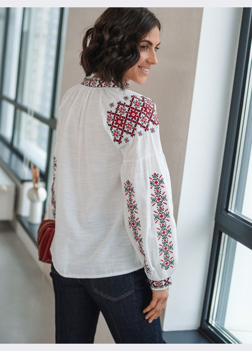 Біла блузка з червоно-чорною вишивкою біла Dressa візерунок однотонний вільна (324389521)