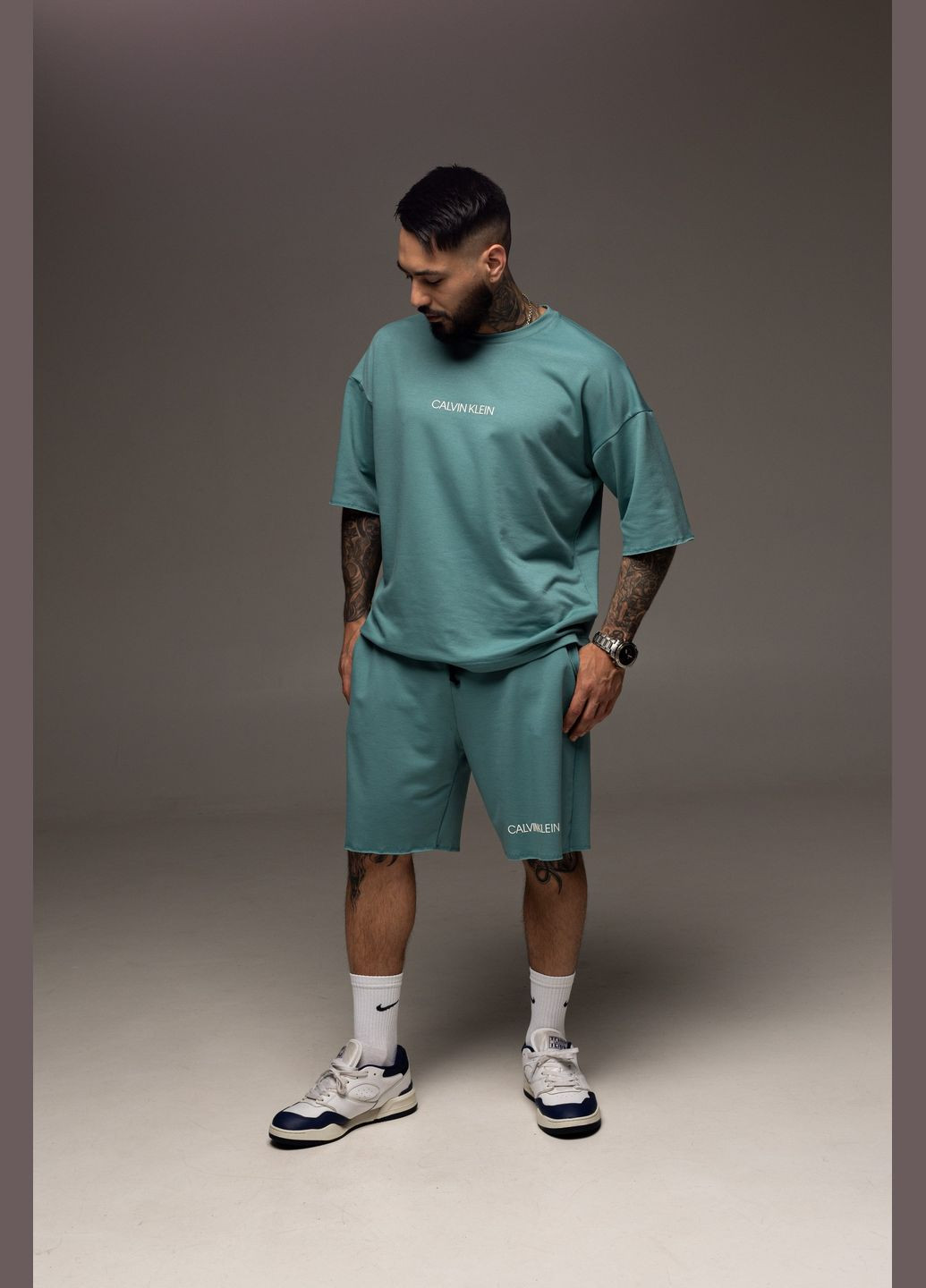 Бирюзовый летний стильный летний костюм с лого с шортами Vakko