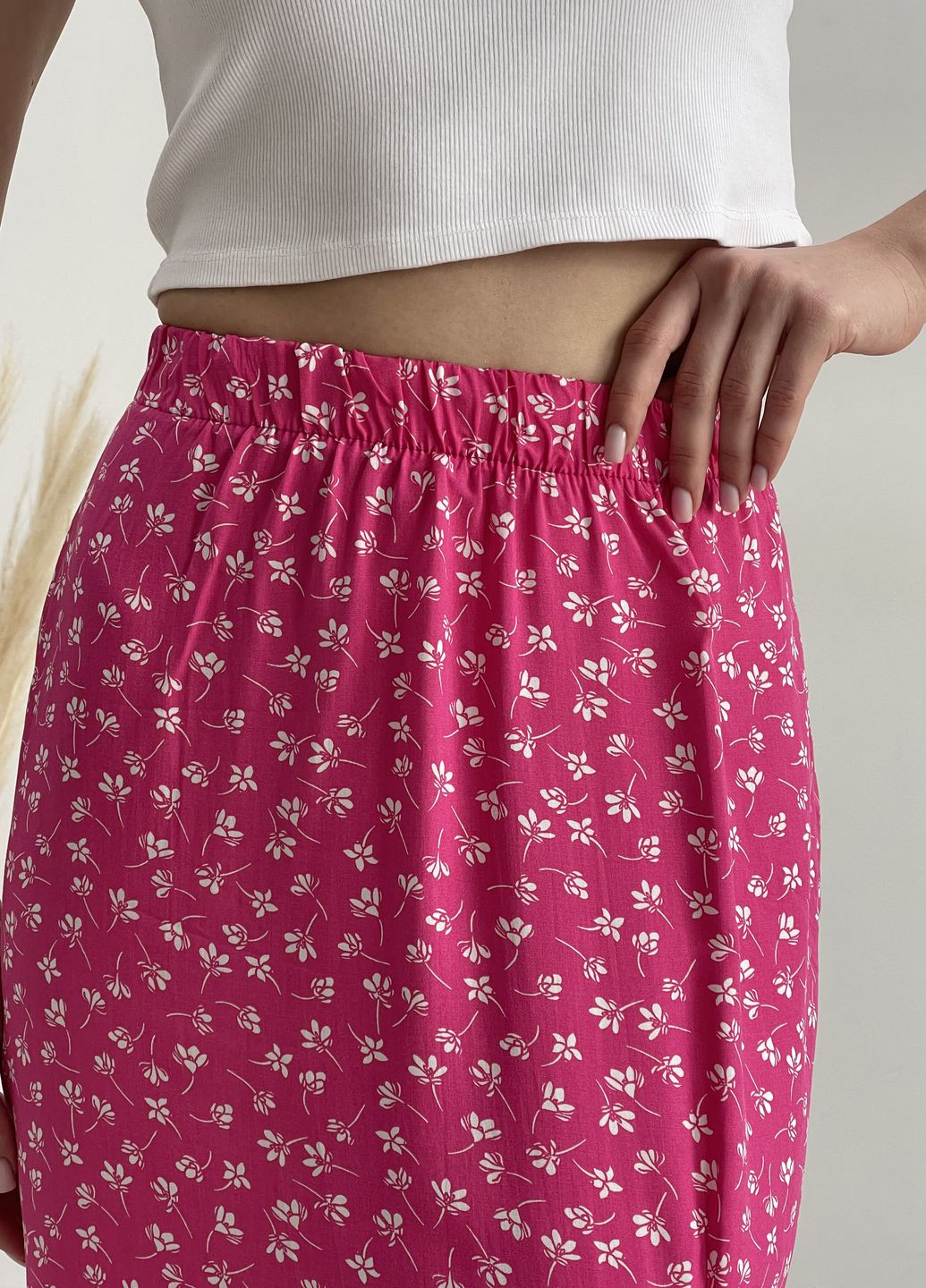 Довга літня жіноча спідниця в квіточку з розрізом із штапелю Merlini Лакко (292577039)