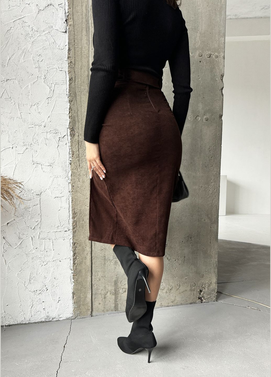 Коричневая офисная, повседневная, кэжуал, джинсовая однотонная элегантная и стильная юбка из микровельвета с изящным размером INNOE карандаш