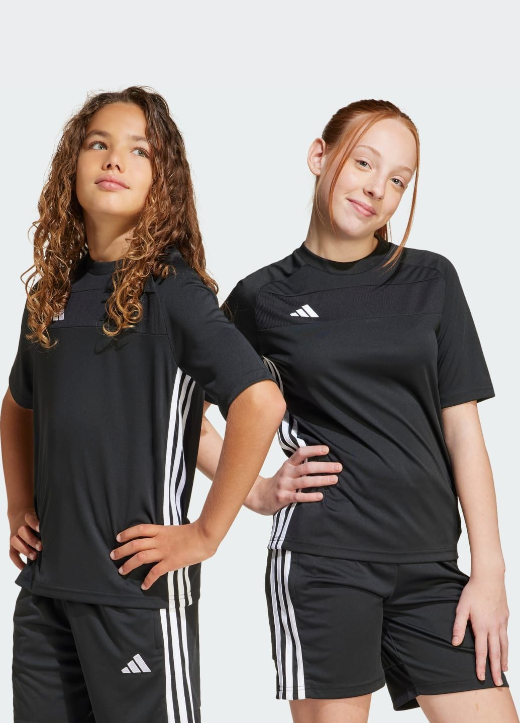 Черный демисезонный спортивный лонгслив adidas с логотипом