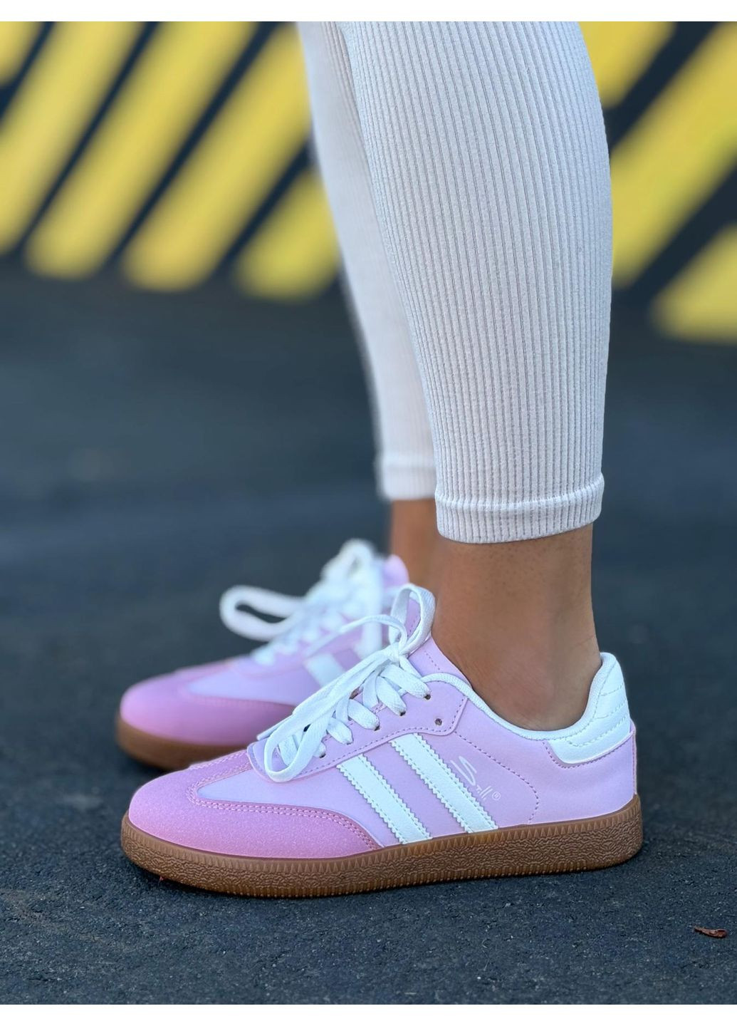 Рожеві жіночі кросівки рожеві з білим замшеві кеди спортивні повсякденні No Brand