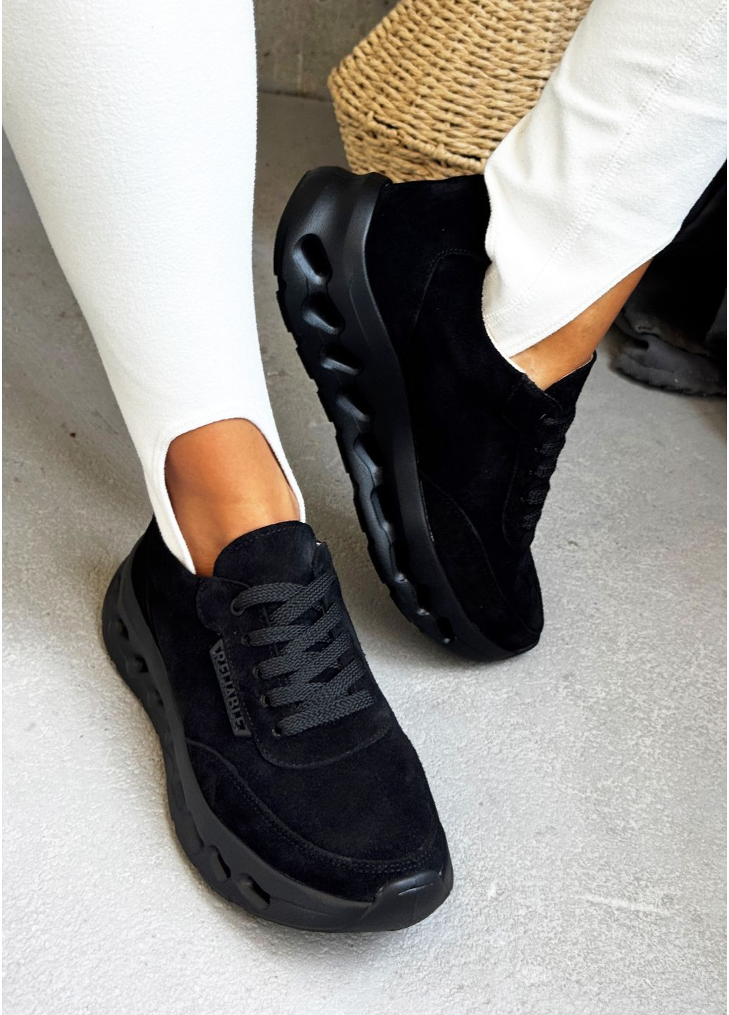 Замшеві кросівки з шнурівкою та дизайнерською підошвою INNOE Кросівки чорні демісезони (360245277)