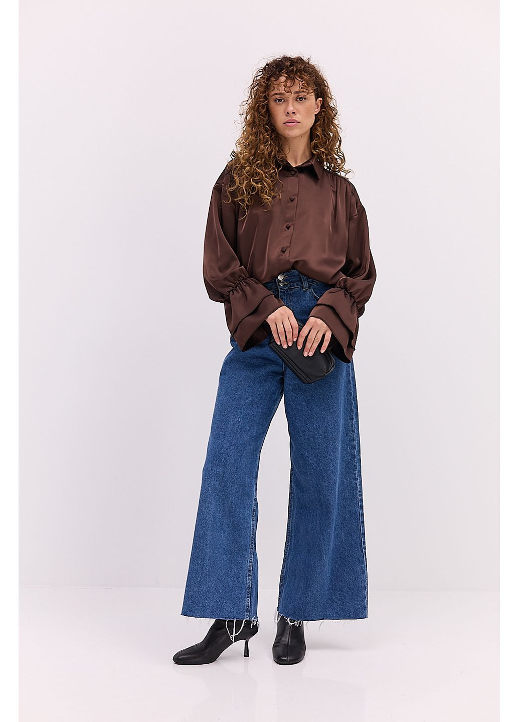 Тёмно-коричневая блузка атласная с воланами на рукавах Arjen