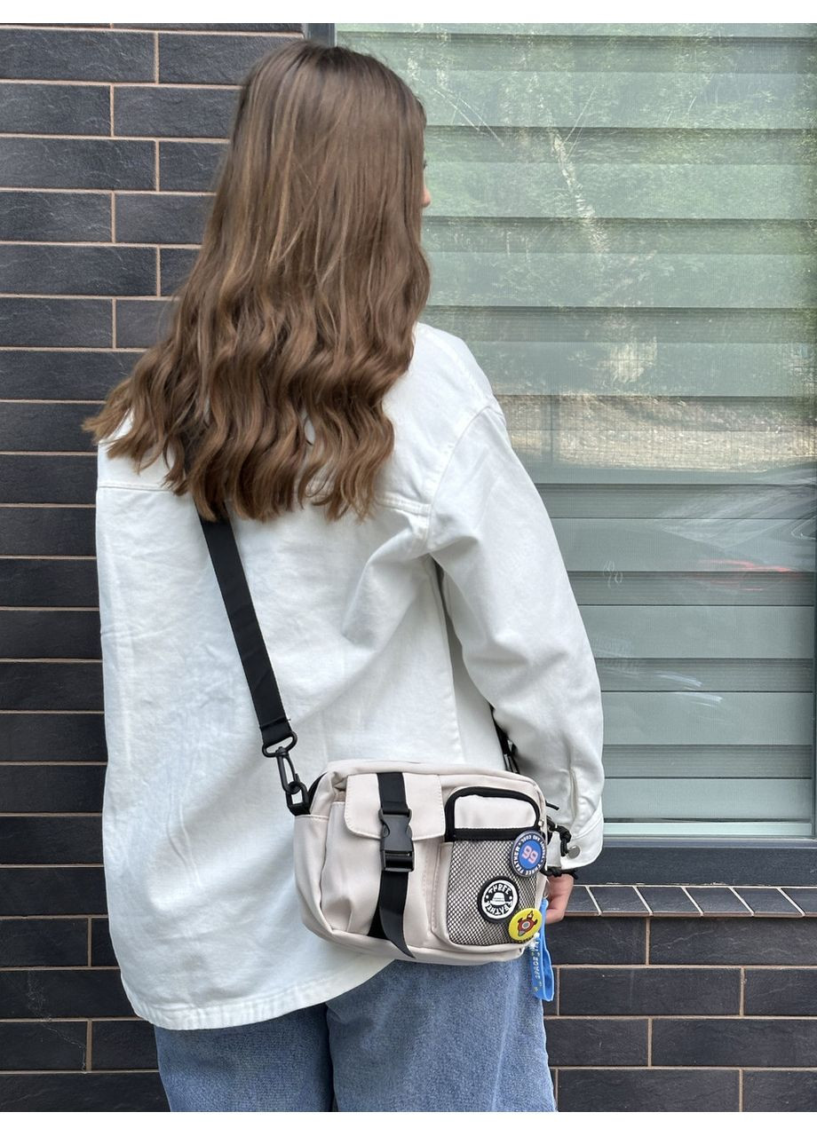 Молодежная сумка через плечо со значками и черным брелком. Сумка мессенджер. Повседневная сумка. No Brand (350613234)