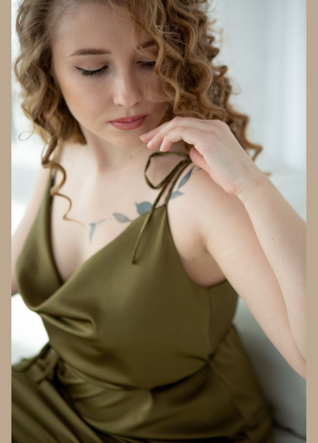 Оливкова (хакі) коктейльна, святковий, вечірня шовкова сукня на зав'язках довжина міді сукня-комбінація Fayna однотонна