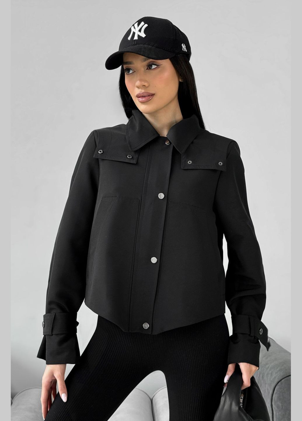 Чорна демісезонна укорочена куртка прямого крою чорного кольору косуха Jadone Fashion