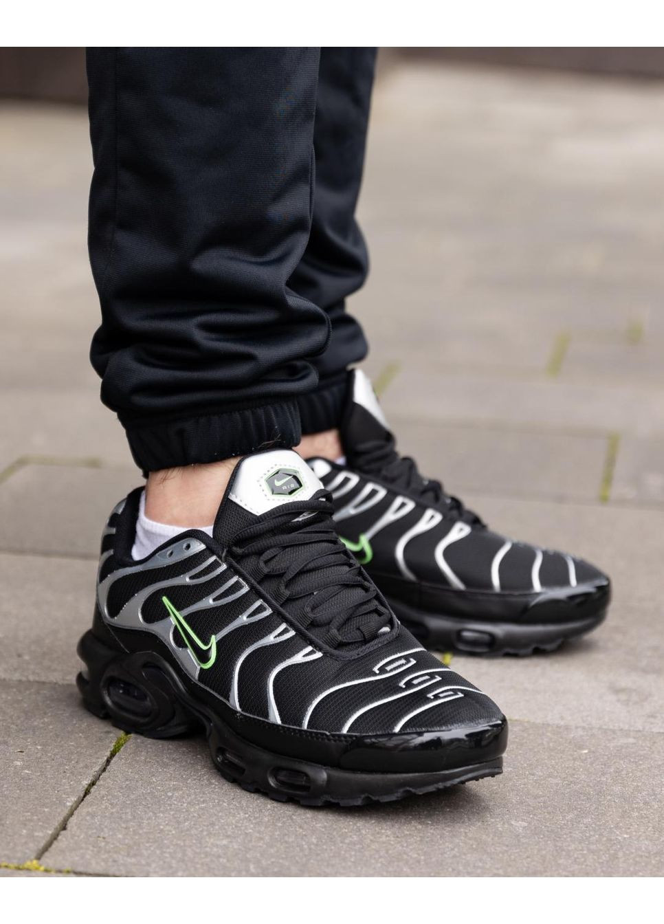 КРОСІВКИ ЖІНОЧІ NIKE AIR MAX PLUS TN BLACK SILVER GREEN НАЙК АІР МАКС ТН ПЛЮС No Brand сірі демісезони (369388634)