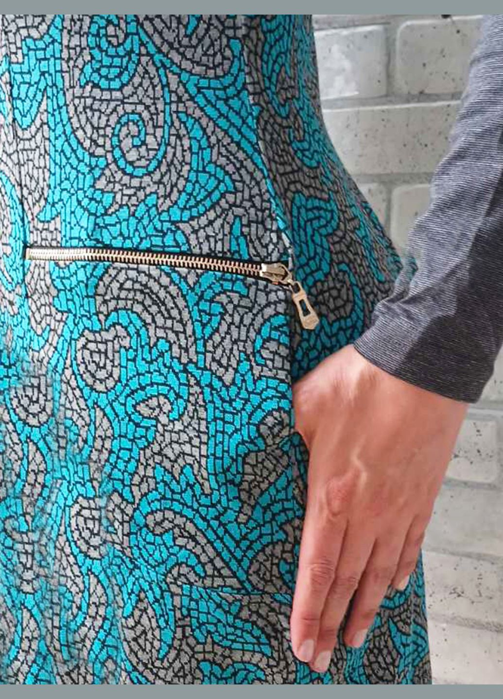 Зеленое женское теплое платье - футляр с воротником хомут, длинными рукавами и карманами, кашемировое с принтом No Brand с абстрактным узором