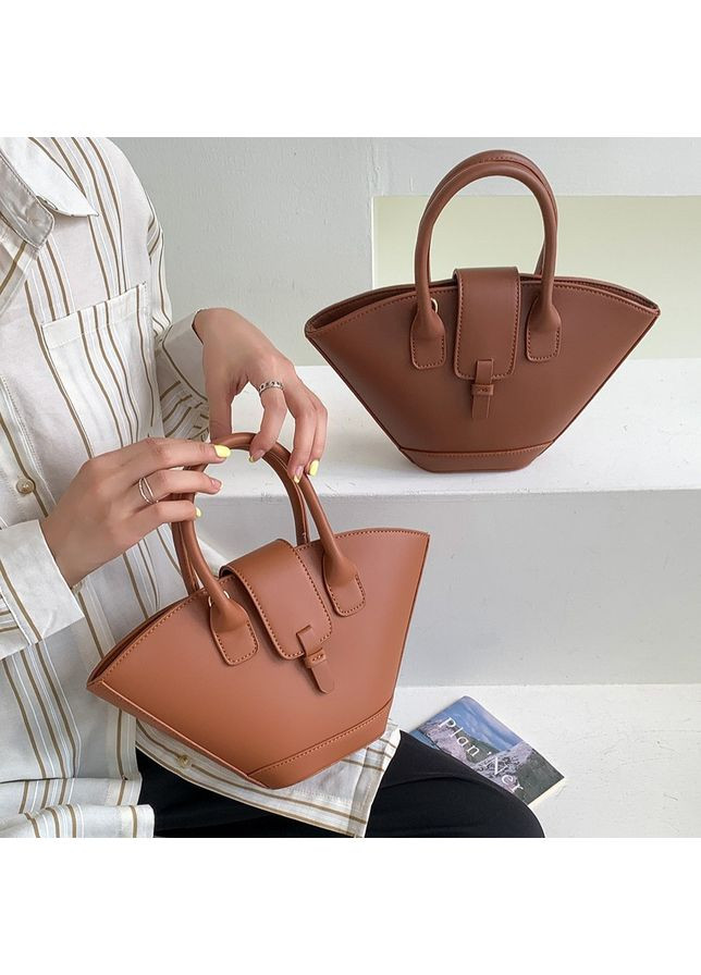 Трапециевидная сумка из экокожи черного цвета с короткими ручками и длинным ремешком. No Brand (362588255)