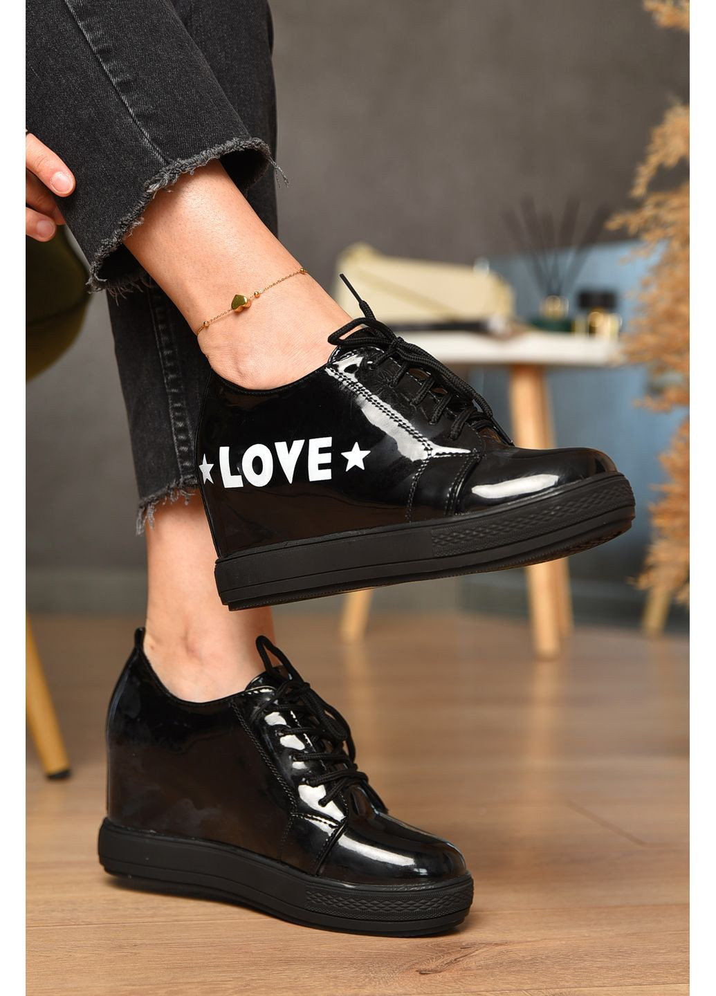 Let's Shop Туфлі-снікерси жіночі демісезонні чорного кольору сліпери чорний з штучна шкіра, україна — демісезон (349444159)