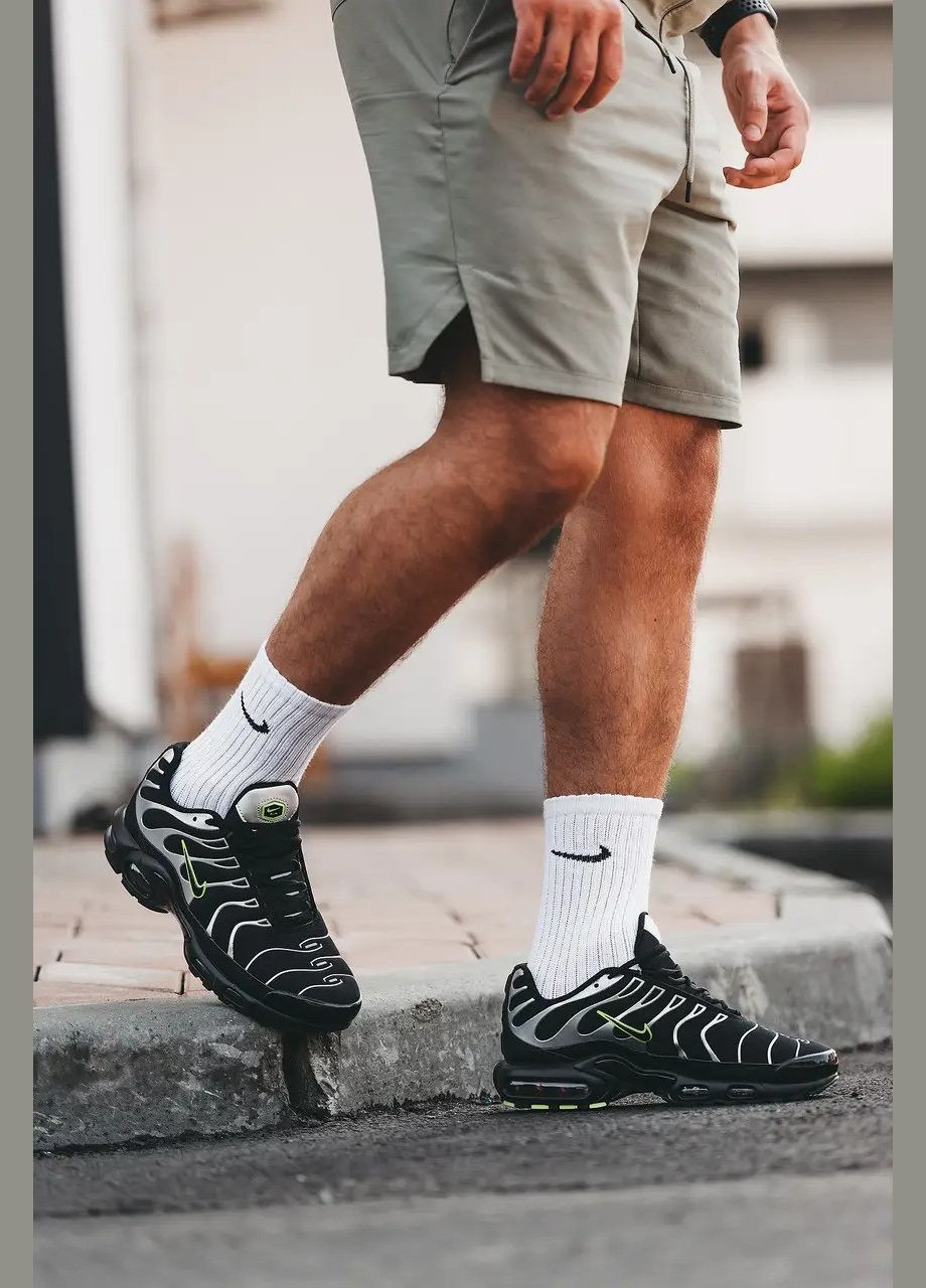 Чорні всесезонні кросівки air max plus tn black silver green strike — dr0139-001 Nike