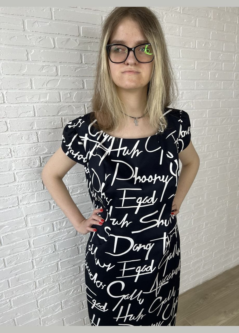 Темно-синее повседневный, кэжуал темно-синее хлопковое коттоновое летнее женское платье-футляр миди с белыми надписями платье-футболка, футляр No Brand с надписью