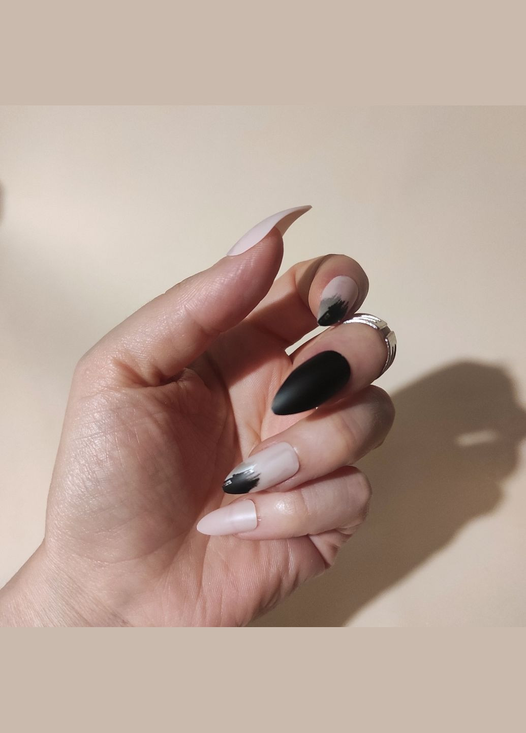 Накладные ногти с клеем Cosmetics False Nails Stiletto "Painted Abstract" Черно-бежевый 24 шт. Technic (292128884)