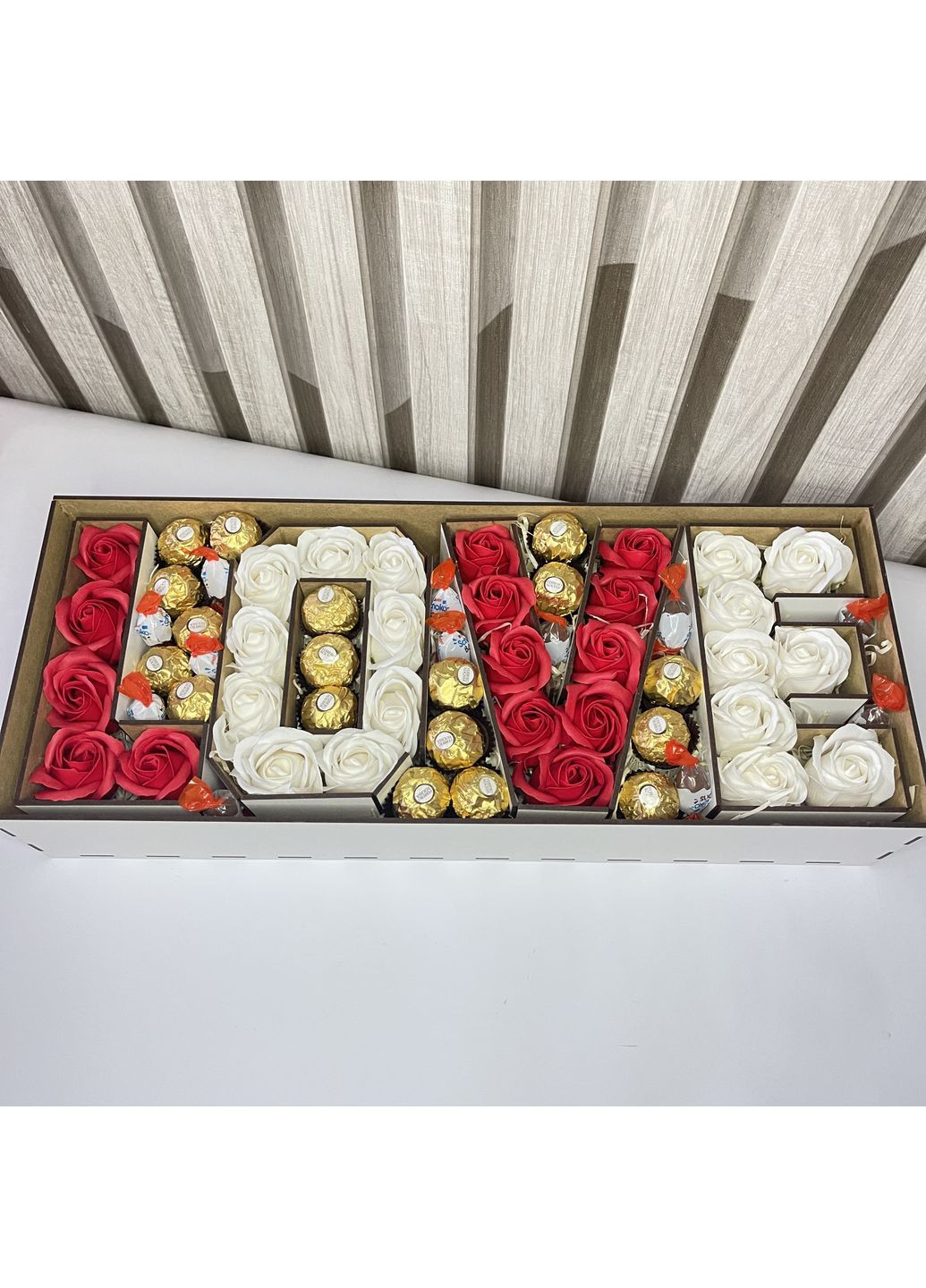 Подарунковий бокс в дерев'яній коробці у формі Love 3D з мильними трояндами та солодощями No Brand (354820443)